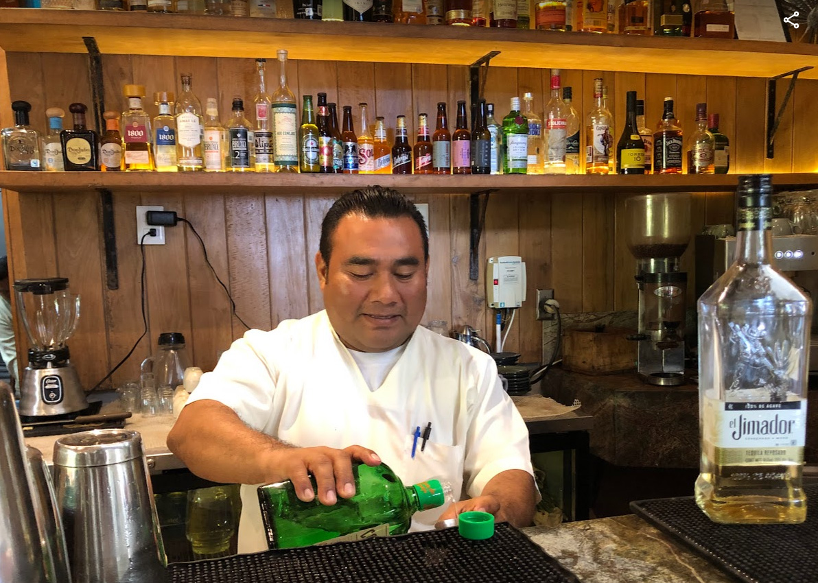 Bartender del restaurante Tz'Onot preparando un Margarita 